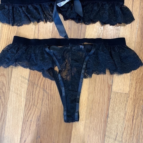 NWOT Oh La La Cheri black velvet ruffle and lace bra set - Picture 3 of 8